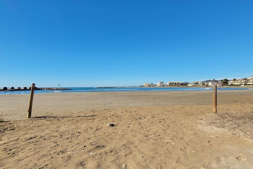 Nice Beachside 2-Bd Apt Near Barcelona Куніт Екстер'єр фото
